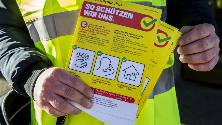 Mitarbeiter des Bundesamtes fuer Gesundheit (BAG) verteilen am Bahnhof Chiasso Broschueren ueber die Praeventionskampagne des Bundesamtes fuer Gesundheit gegen die Ausbreitung des Coronavirus COVID-19 ...