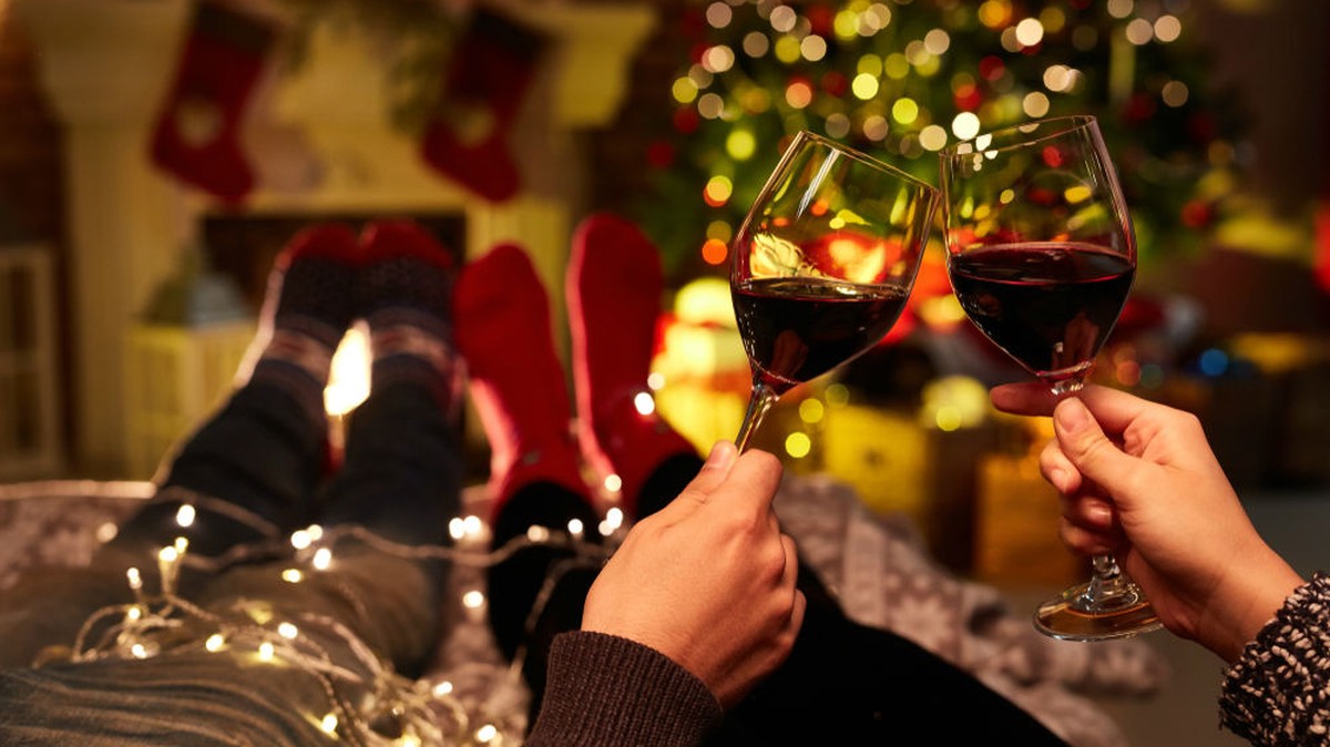 wein symbolbild wine cozy christmas couple red