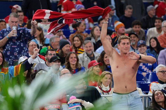 NHL, Eishockey Herren, USA Winter Classic-New York Rangers at Florida Panthers Jan 2, 2026 Miami, Florida, USA A fan cheers during the third period in the 2026 Winter Classic Ice hockey, Eishockey gam ...