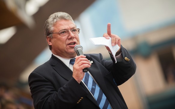 Ambri-Praesident Filippo Lombardi spricht zu den Fans, bei der Saison-Teampraesentation von Ambri, am Samstag, 2. August 2014, in Ambri. (KEYSTONE/Ti-Press/Samuel Golay)