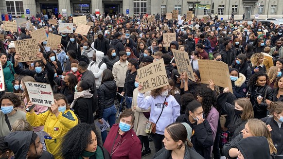 In Biel haben am fr�hen Freitagabend, 5. Juni 2020, mehr als tausend Personen gegen Rassismus demonstriert. Sie protestierten unter dem Slogan &quot;Black Lives Matter&quot; gegen Diskriminierung und  ...