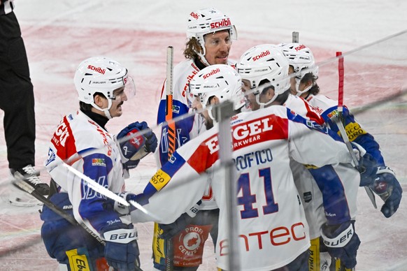 Jubel bei den Klotenern nach dem Treffer zur 0:1 Fuehrung, im Eishockey Spiel der National League zwischen HC Davos, HCD und EHC Kloten, EHCK, am Samstag, 28. Februar 2026, in der zondacrypto-Arena in ...