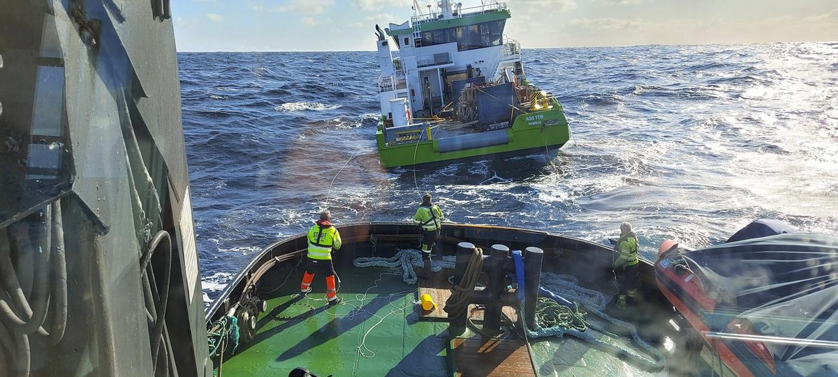 epa09120977 A handout photo made available by Norwegian tugboat company Stadt Sjotransport shows workers on the tug boat 'Stadt Slovag' securing an utility vessel AQS TOR drifting in Norwegi ...