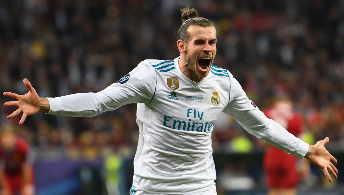 epaselect epa06765754 Real Madrid's Gareth Bale celebrates scoring the 2-1 lead during the UEFA Champions League final between Real Madrid and Liverpool FC at the NSC Olimpiyskiy stadium in Kiev, ...