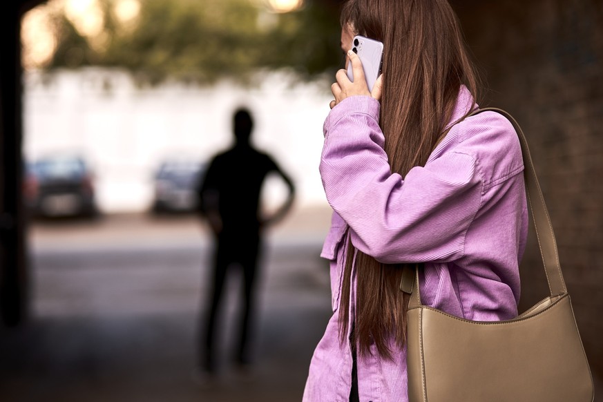 Weibliches Stalking-Opfer wird auf offener Strasse verfolgt.