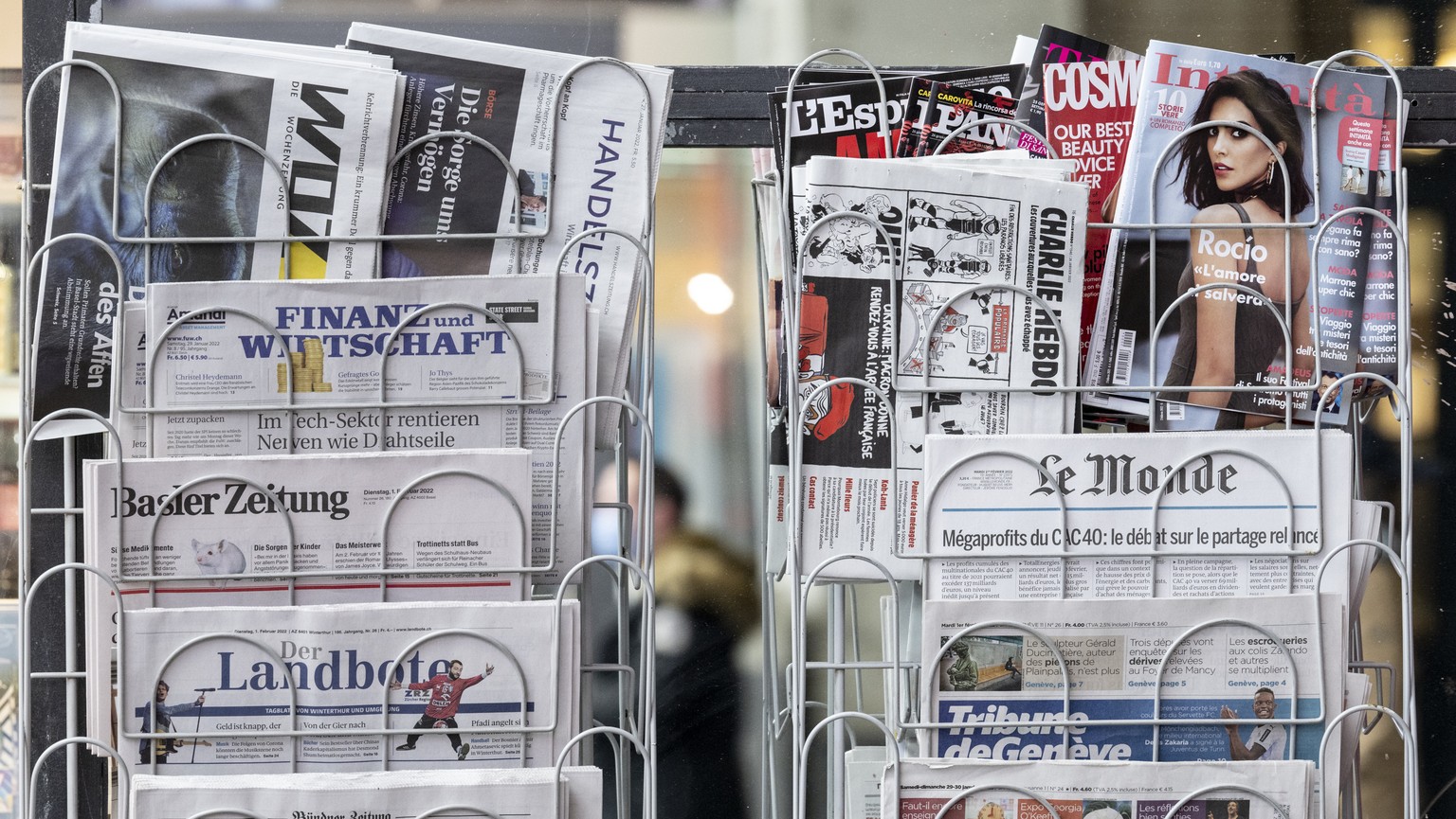 Ein Staender mit diversen Zeitungen und Zeitschriften, fotografiert am Dienstag, 1. Februar 2022 im Bahnhof Zuerich. Am 13. Februar wird die Schweizer Bevoelkerung in einer Volksabstimmung ueber das & ...