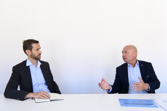 Denis Vaucher, Direktor der Eishockey National League und Swiss League, rechts, und Claudius Schaefer, CEO der Swiss Football League SFL, beim Interview am Donnerstag, 6. August 2020, in Bern. (KEYSTO ...