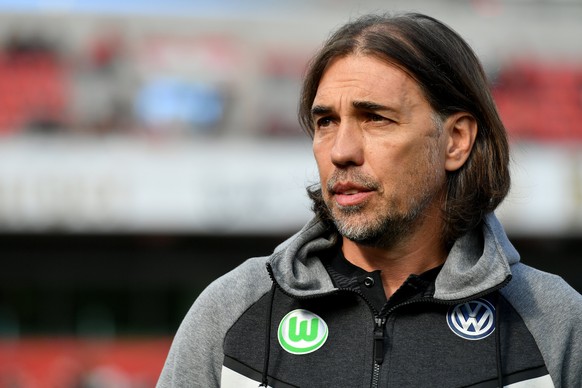 epa06267285 Wolfsburg&#039;s head coach Martin Schmidt prior to the German Bundesliga soccer match between Bayer Leverkusen and VfL Wolfsburg in Leverkusen, Germany, 15 October 2017. EPA/SASCHA STEINB ...