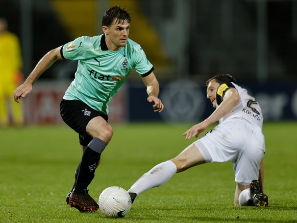 epa08900166 Moenchengladbach&#039;s Jonas Hofmann (L) in action against Elversberg&#039;s Lukas Kohler during the German DFB Cup second round soccer match between SV Elversberg vs Borussia Moenchengla ...