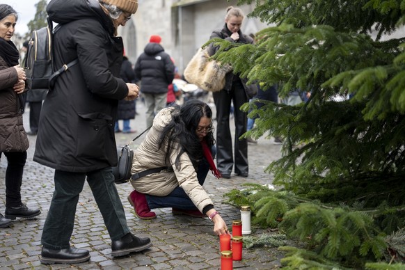 People light cadles after the commemorative ceremony and the national day of mourning following the deadly fire at the "Le Constellation" bar in Crans-Montana at the Muensterplatz in Zuerich ...
