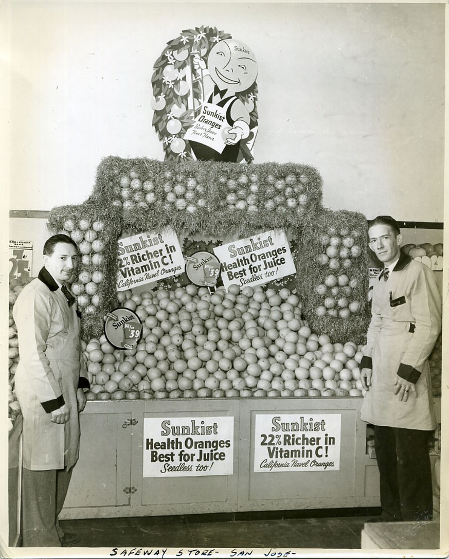 Sunkist Grocery Store display, 1940s verkaufspunkt retro vintage supermarkt 
http://red-dog.pagesperso-orange.fr/journalier-archives2010-01-03.html