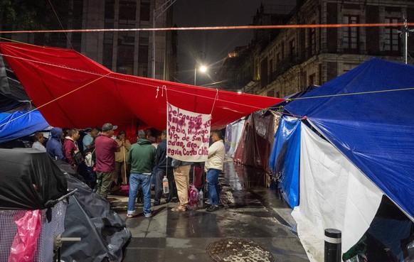 Fu�ball, Herren, Saison 2025/26, FIFA Word Cup 2026 in Mexiko, Kanada und USA, Mexiko-City zwei Tage Ortszeit vor dem Er�ffnungsspiel, im Bild: tausende Lehrer streiken seit Januar 2026 am Zocalo Plat ...
