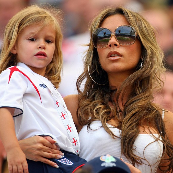 Da trug er die Haare noch lang: Romeo schaut 2006 an der WM als Vierjähriger mit Mutter Victoria Beckham Papa zu.