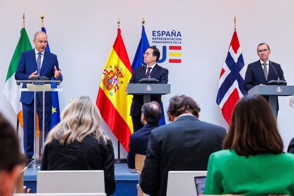 epaselect epa11372935 (L-R) Irish Foreign Minister Michael Martin, Spanish Foreign Minister Jose Manuel Albares and Norway&#039;s Foreign Minister Espen Barth speak during a press conference on the re ...