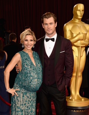 Chris Hemsworth mit Frau Elsa Pataky und den beiden Kids.