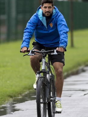 Davide Calla trifft mit dem Fahrrad zum Training des FC Basel ein, auf den Trainingsplaetzen St. Jakob in Basel am Donnerstag, 16. Juni 2016. (KEYSTONE/Georgios Kefalas)