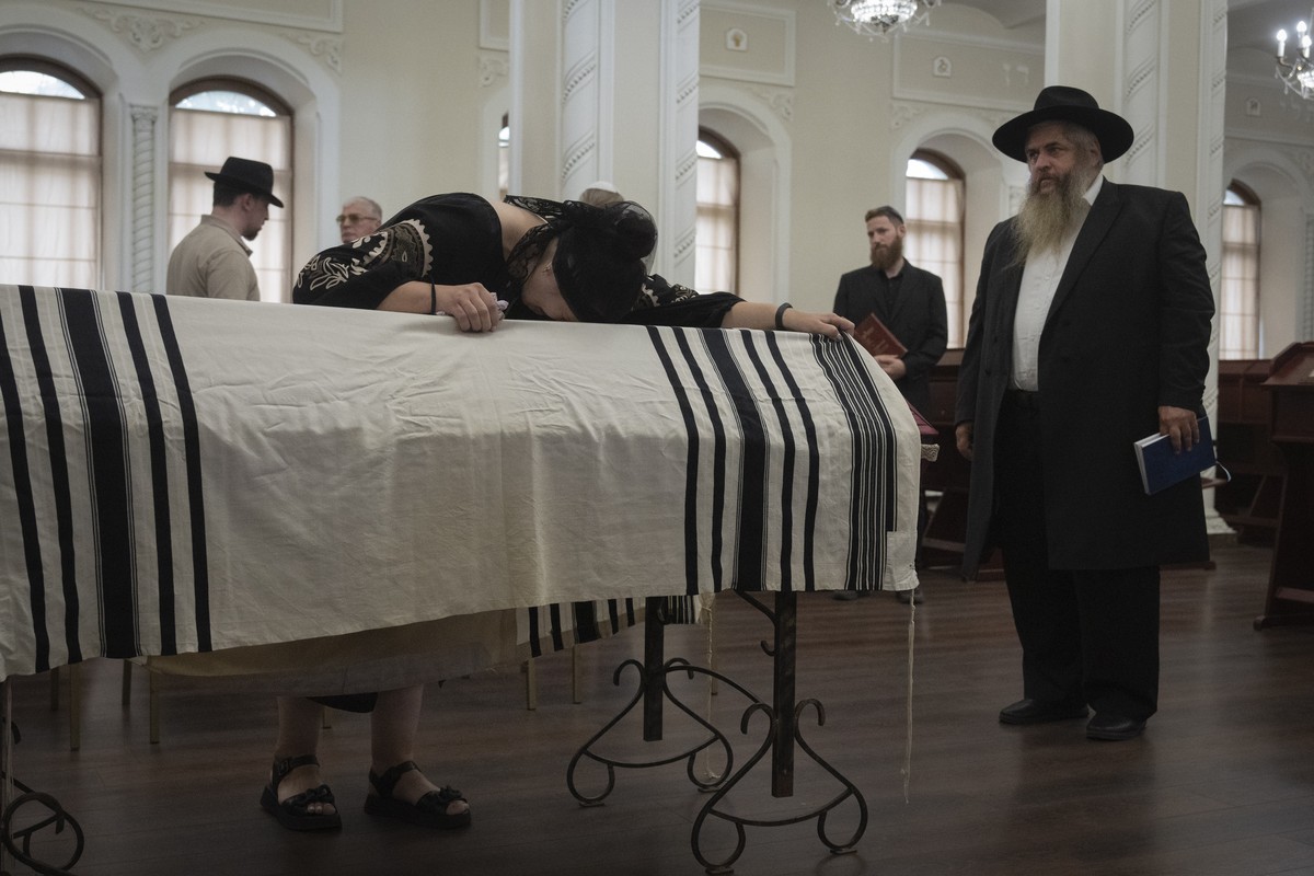 Relatives and Ukraine's chief rabbi Moshe Reuven Azman mourn at the coffin of his adopted son Matityahu (Anton) Samborsky, who was killed in war with Russia, during mourning service in the city c ...