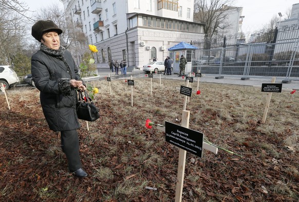 Stummer Protest vor der russischen Botschaft in Kiew.