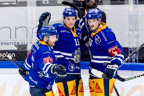 EV Zugs Gregory Hofmann, Mitte, bejubelt sein Tor zum 1:0 mit Brian O&#039;Neill, links, und Nico Gross, rechts, im Eishockey Qualifikationsspiel der National League zwischen dem EV Zug und dem EHC Bi ...