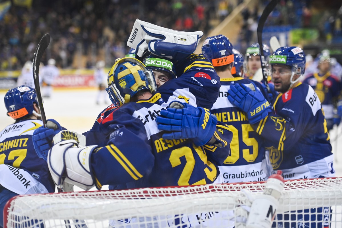 Davos' Goalie Sandro Aeschlimann und Yannick Frehner jubeln nach dem Eishockey Spiel der National League zwischen dem HC Davos und dem EV Zug, am Dienstag, 16. November 2021, im Eisstadion in Dav ...
