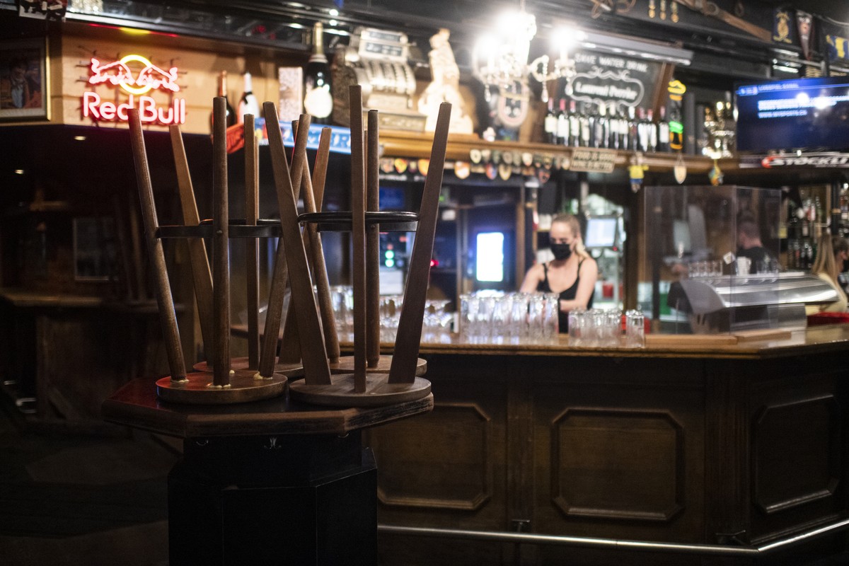 Aufraeumarbeiten in der "Ex Bar", aufgenommen am Freitag, 4. Dezember 2020, in Davos. Die Buendner Regierung hat heute einen Lockdown wegen des Coronavirus beschlossen. Unter anderem muessen ...