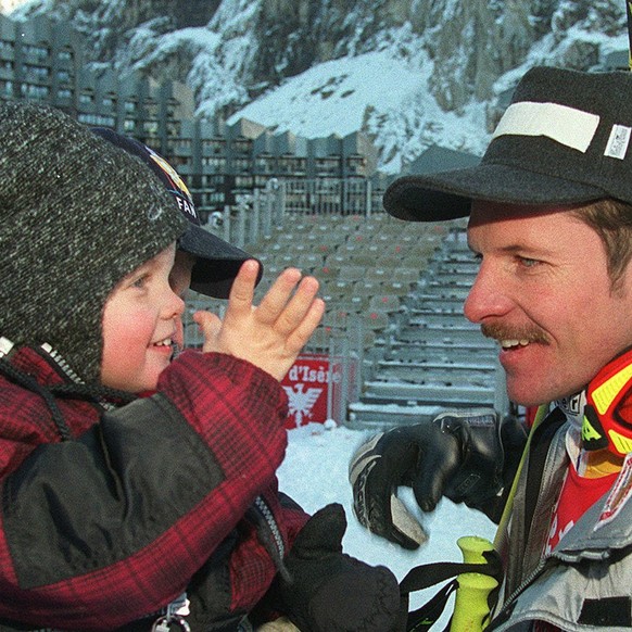 Michael von Gruenigen of Switzerland, winner of today&#039;s Ski world cup giant run greets his son Noel, before climbing onto the podium, in Val d&#039;Isere, France, on December 14, 1997. (KEYSTONE/ ...