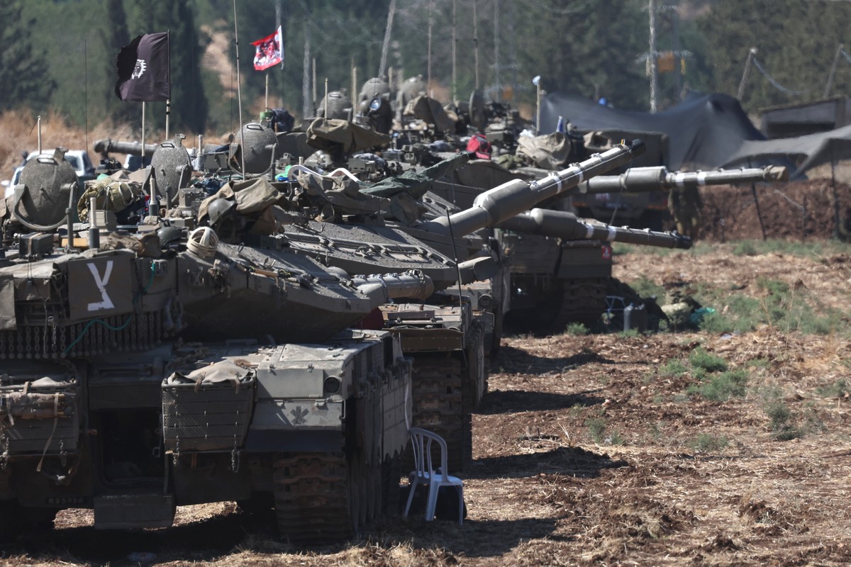 epaselect epa11630012 Israeli soldiers man tanks at a gathering point in northern Israel, 28 September 2024. The Israeli army (Tsahal) said on 28 September that military forces continue to strike infr ...