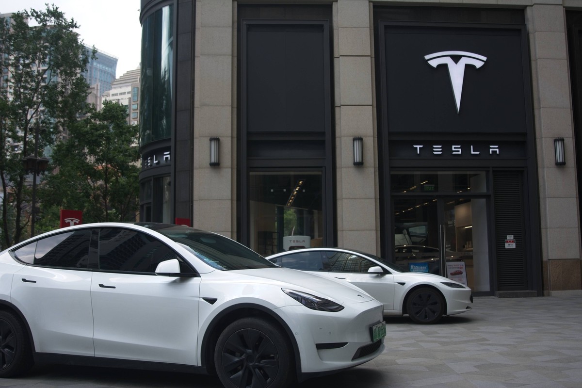 Tesla Store In Shanghai General view of a Tesla retailer store on Nanjing West Road in Shanghai, China. shanghai China PUBLICATIONxNOTxINxFRA Copyright: xYingxTangx originalFilename: tang-teslaret2608 ...