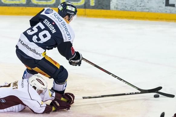 Servettes Arnaud Jacquemet, links, im Duell mit Zugs Dario Simion, rechts, im Eishockey Meisterschaftsspiel der National League zwischen dem EV Zug und Geneve-Servette HC am Dienstag, 22. Januar 2019, ...