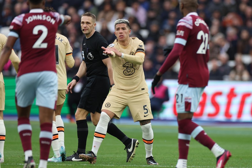 epa10460849 Enzo Fernandez (2-R) of Chelsea claims handball during the English Premier League soccer match between West Ham United and Chelsea FC in London, Britain, 11 February 2023. EPA/Isabel Infan ...