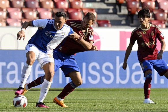 Der Grasshopper Renat Dadashov, links, gegen den Genfer Steve Rouiller, rechts, beim Fussballspiel der Super League Grasshopper Club Zuerich gegen Servette FC im Stadion Letzigrund in Zuerich am Samst ...