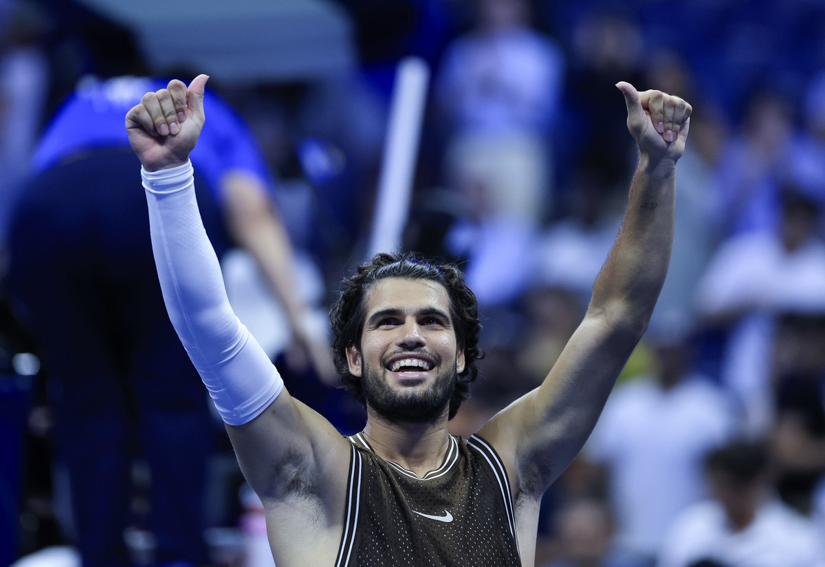 epa13208251 Carlos Alcaraz of Spain celebrates his victory over Jaime Faria of Portugal during their Men's Singles second round match at the US Open Tennis Championships in Flushing Meadows, New  ...