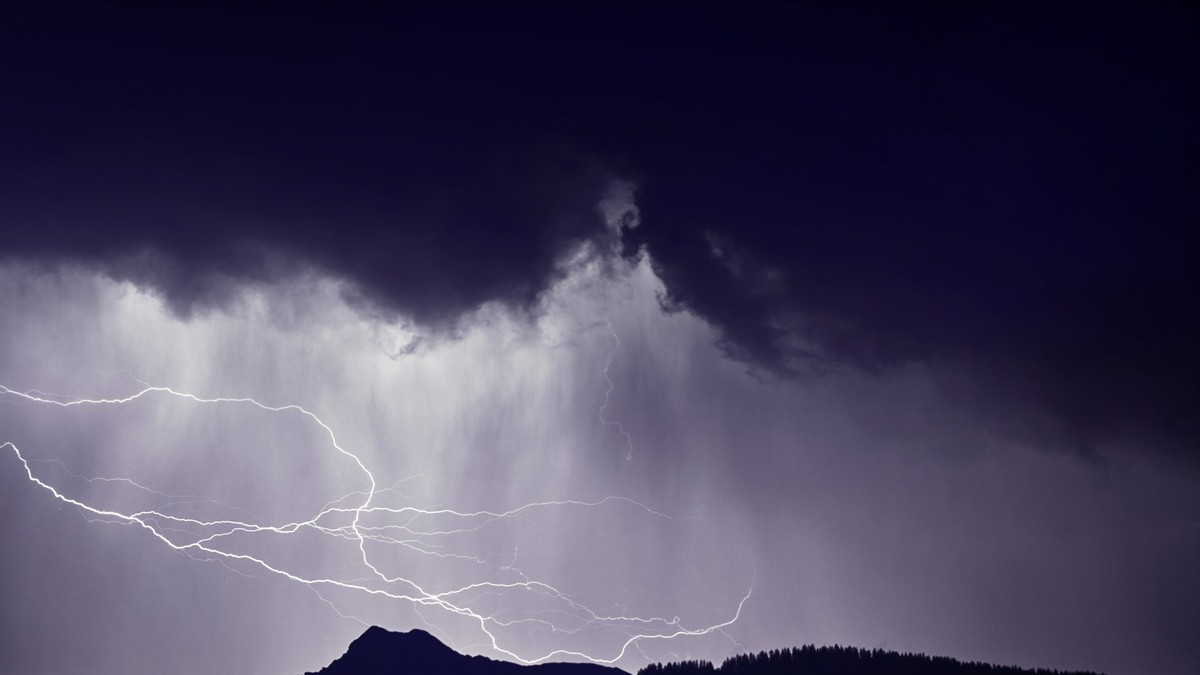 Pl-tzlich-wird-es-in-der-Nacht-30-Grad-heiss-ein-seltenes-Wetterph-nomen-bei-Gewittern