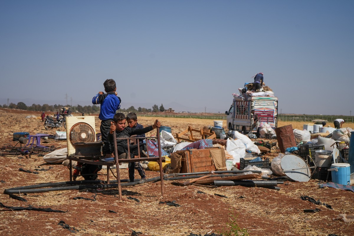 KEYPIX - epa12243463 Displaced Arab Bedouin children play as they rest in the open with their belongings near the town of Busra al-Harir, in the countryside of the Daraa Governorate, after fleeing As  ...