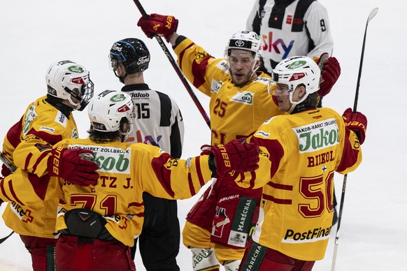 Langnaus Julian Schmutz, Aleksi Saarela und Juuso Riikola, von links, feiern den Treffer zum 1-2 im Eishockey Qualifikationsspiel der National League zwischen dem HC Fribourg Gotteron und den SCL Tige ...