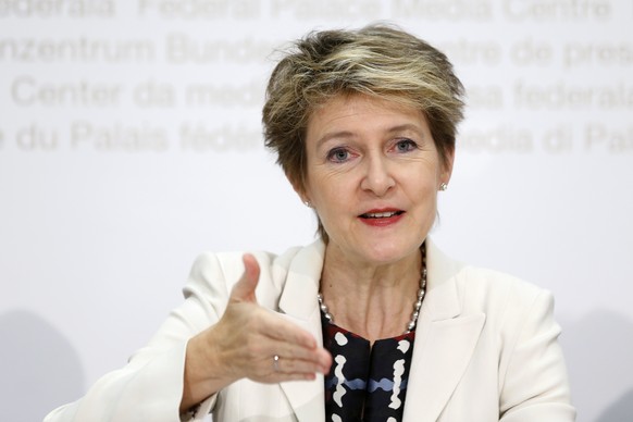 Bundesraetin Simonetta Sommaruga spricht waehrend einer Medienkonferenz ueber die Anpassung des Urheberrechts ans Internet-Zeitalter, am Mittwoch, 22. November 2017 in Bern. (KEYSTONE/Peter Klaunzer)