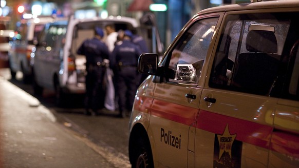 Policemen take a man into custody in the Langstrasse in Zurich, Switzerland, on November 13, 2009. (KEYSTONE/Martin Ruetschi)

Polizisten nehmen am 13. November 2009 einen Mann in der Langstrasse in Z ...
