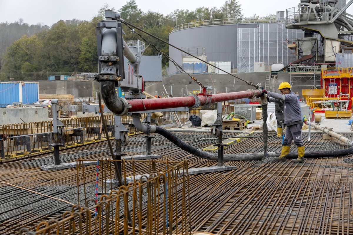 Un ouvrier macon coule du beton avec une pompe beton girafe sur le chantier Micropolluants de la station d'epuration des eaux usees du site de la STEP d'Aire des Services industriels de Gene ...