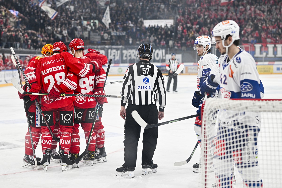 Rapperswil bejubelt das 4-2 durch SC Rapperswil-Jona Lakers Jordan Schroeder, Zuerichs Dean Kukan und Alexandre Texier schauen konsterniert, von links, im Eishockeyspiel der National League zwischen d ...