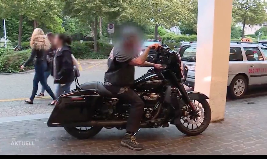 Ein Hells-Angels-Mann parkiert seine Maschine.