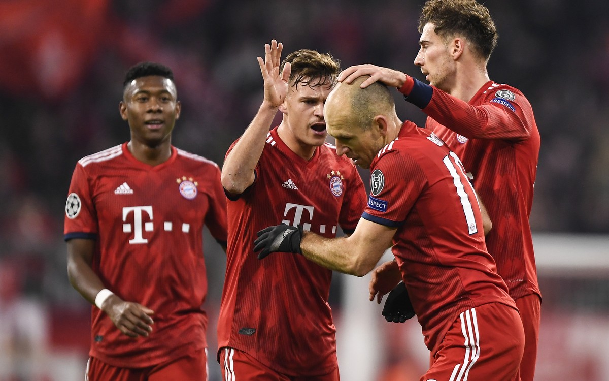 epa07193590 Bayern's Arjen Robben celebrates with team mates after scoring the 2-0 goal during the UEFA Champions League Group E soccer match between Bayern Munich and Benfica Lisbon FC in Munich ...