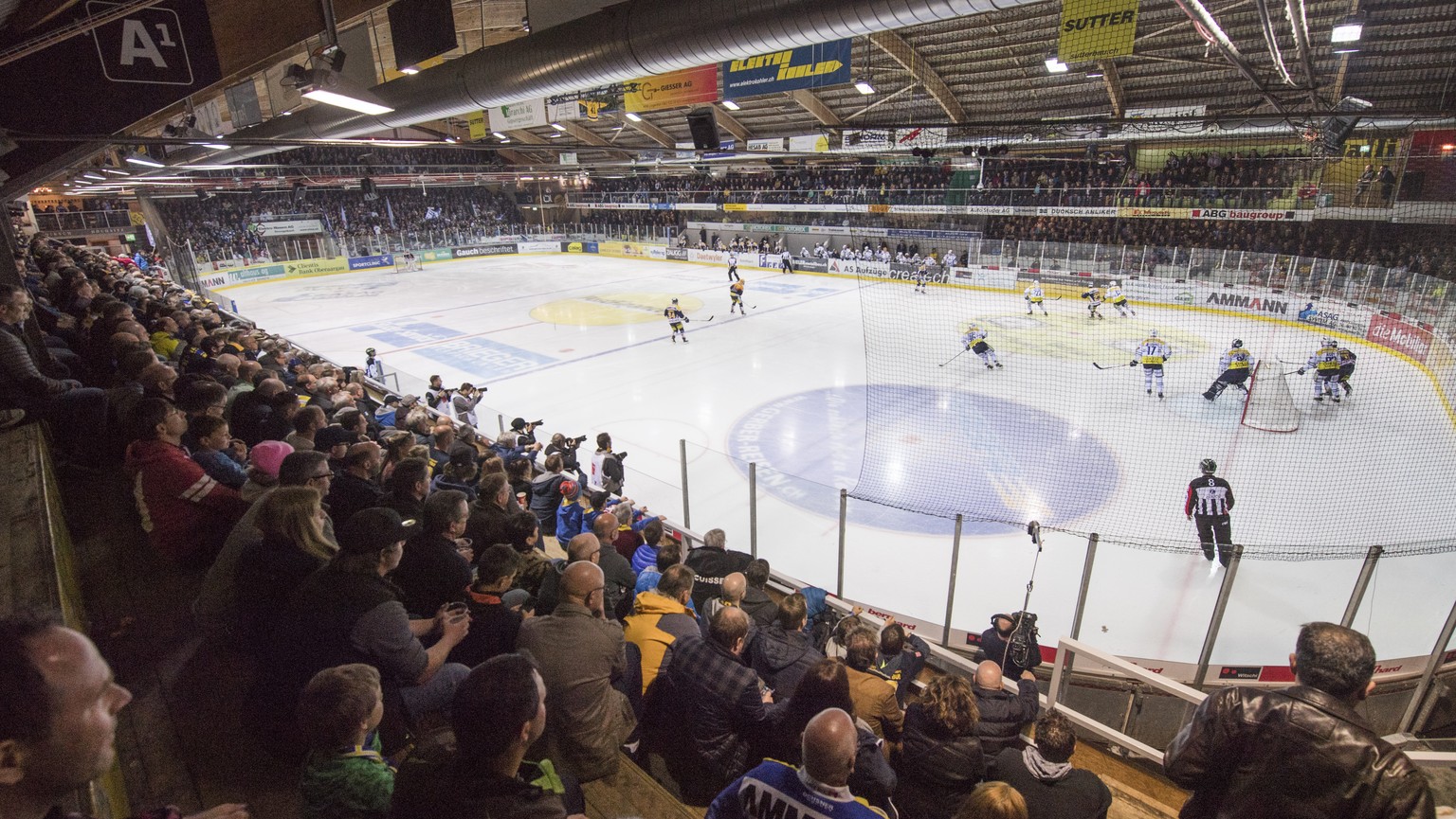 Die Ausverkaufte Schorenhalle, beim 2. Spiel der Ligaqualifikation, zwischen dem SC Langenthal und dem HC Ambri-Piotta, am Samstag, 8. April 2017, in der Eishalle Schoren in Langenthal. (KEYSTONE/Marc ...