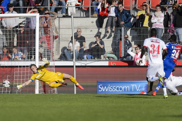 Le joueur balois Breel Embolo, droite, marque le premier but au gardien valaisan Andris Vanins, gauche, lors de la rencontre de football de Super League entre le FC Sion et le FC Bale 1893, ce samedi  ...