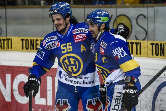 Die Davoser Dino Wieser, links, und Andres Ambuehl, freuen sich ueber Ambuehls Treffer zum 2:1, beim Eishockeyspiel der National League A zwischen dem HC Davos und den ZSC Lions, am Sonntag, 16. Novem ...