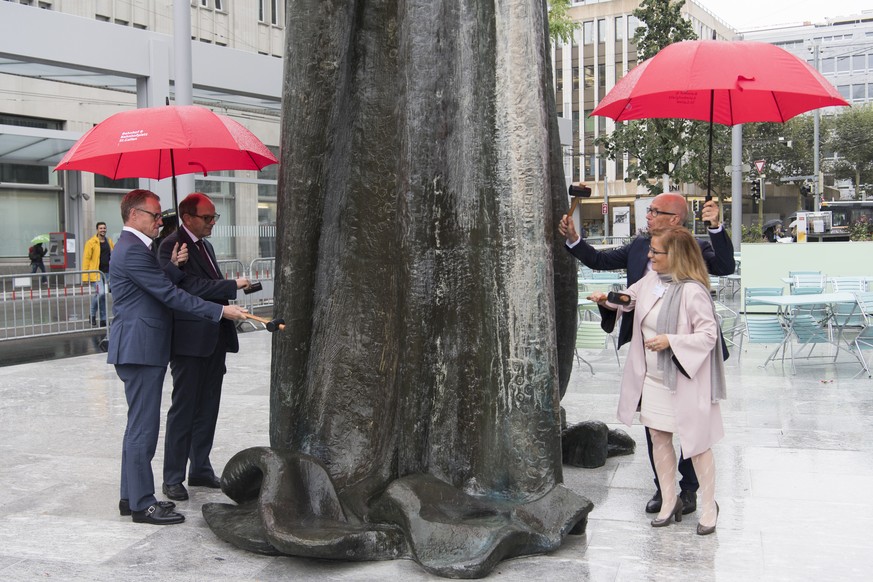 SBB-CEO Andreas Meyer, Regierungsrat Bruno Damann, Stadtpraesident Thomas Scheitlin, und Stadtraetin Maria Pappa, von links, augenommen beim Laemmlerbrunnen auf dem Kornhausplatz an der offiziellen Ei ...