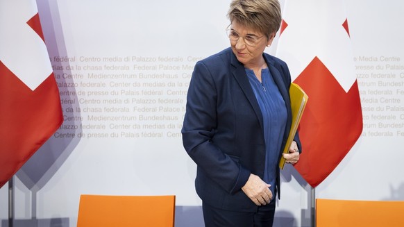 Bundesraetin Viola Amherd verlaesst den Konferenzsaal, nachdem sie waehrend einer Medienkonferenz ihren Ruecktritt bekannt gegeben hat, am Mittwoch, 15. Januar 2025 in Bern. (KEYSTONE/Peter Klaunzer)