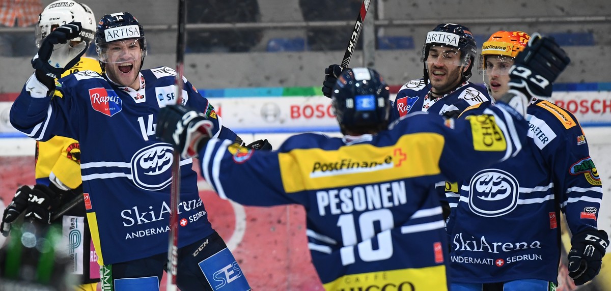 Ambri's Adam Hall, left, celebrates his 3-3 goal with his teammates, during during the preliminary round game of National League A (NLA) Swiss Championship 2016/17 between HC Ambri Piotta and SC  ...