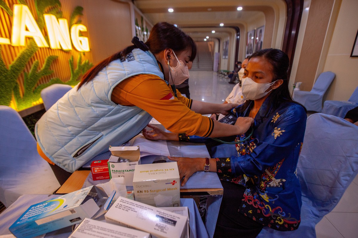 epa13303248 A woman undergoes a medical checkup at the Oxygen House, which provides services to residents affected by toxic wildfire haze in Palangkaraya, Central Kalimantan, Indonesia, 14 October 202 ...