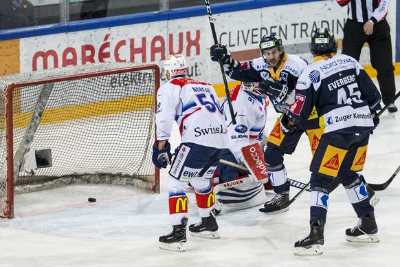 Zugs Brian Flynn und Zugs Dennis Everberg jubeln beim Tor zum 1-0 im Eishockey Meisterschaftsspiel der National League zwischen dem EV Zug und den ZSC Lions am Samstag, 9. Februar 2019, in der Bossard ...