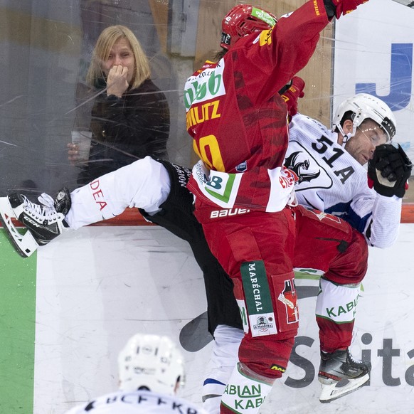 Tigers Flavio Schmutz, vorne, im Kampf um den Puck gegen Freiburgs David Desharnais, hinten, waehrend dem Meisterschaftsspiel der National League zwischen den SCL Tigers und dem HC Fribourg-Gotteron,  ...